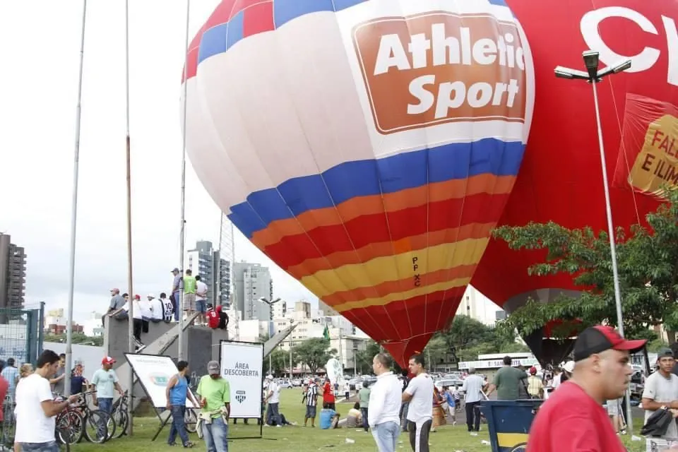 Balões com marca de patrocinadores em evento com público
