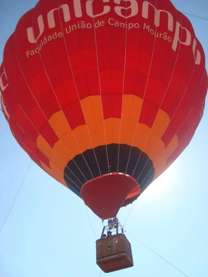 Balão vermelho com marca de cliente em voo